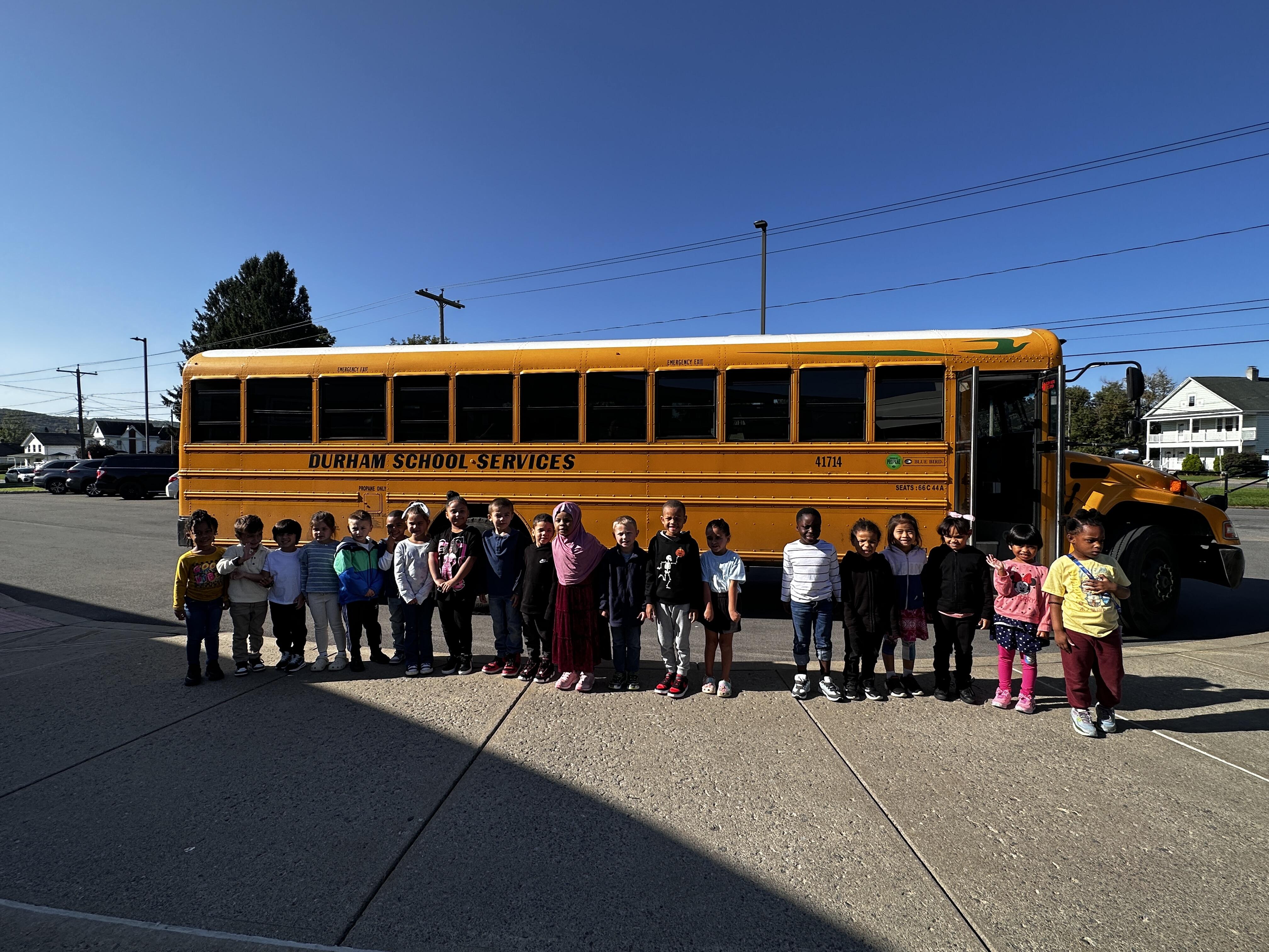 Uczniowie podczas ćwiczeń autobusowych w Albany School!